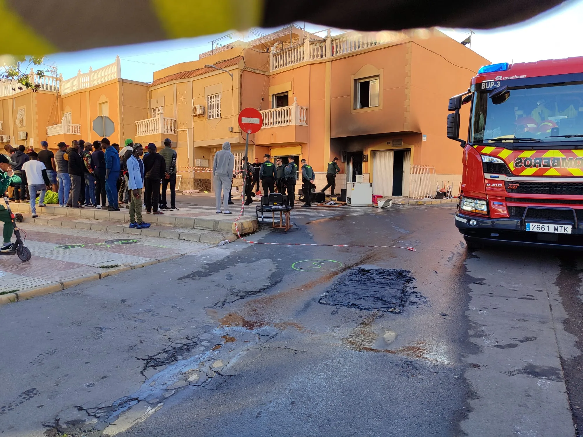 Dos menores, de ocho y diez años, han sido rescatadas por el cuerpo de Bomberos del Poniente tras declararse un incendio en una vivienda situada en el Camino de Los Bartolos, en Roquetas de Mar.