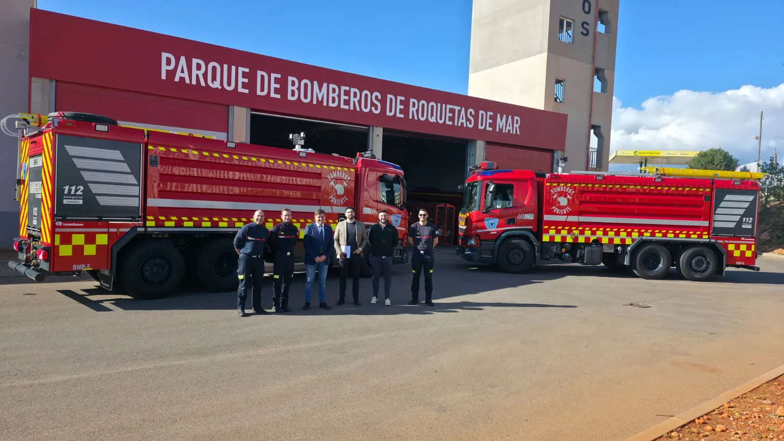 Entrega de dos autobombas nodriza pesadas del Consorcio de Bomberos del Poniente en el parque de Roquetas de Mar