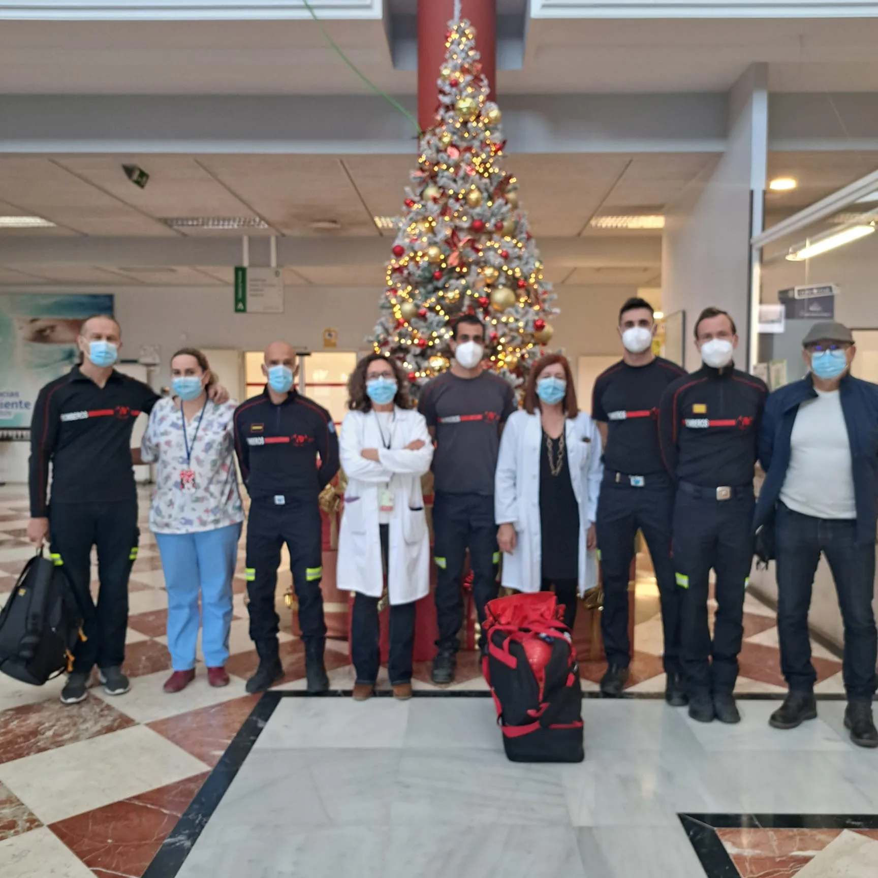 Bomberos del Poniente entregan regalos a niños hospitalizados durante su visita navideña