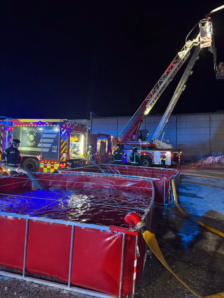 Intervención del Consorcio de Bomberos del Poniente en el incendio de una nave industrial en La Mojonera