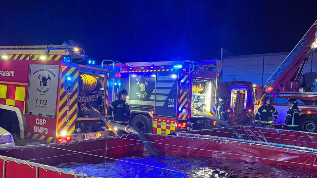 Intervención del Consorcio de Bomberos del Poniente en el incendio de una nave industrial en La Mojonera